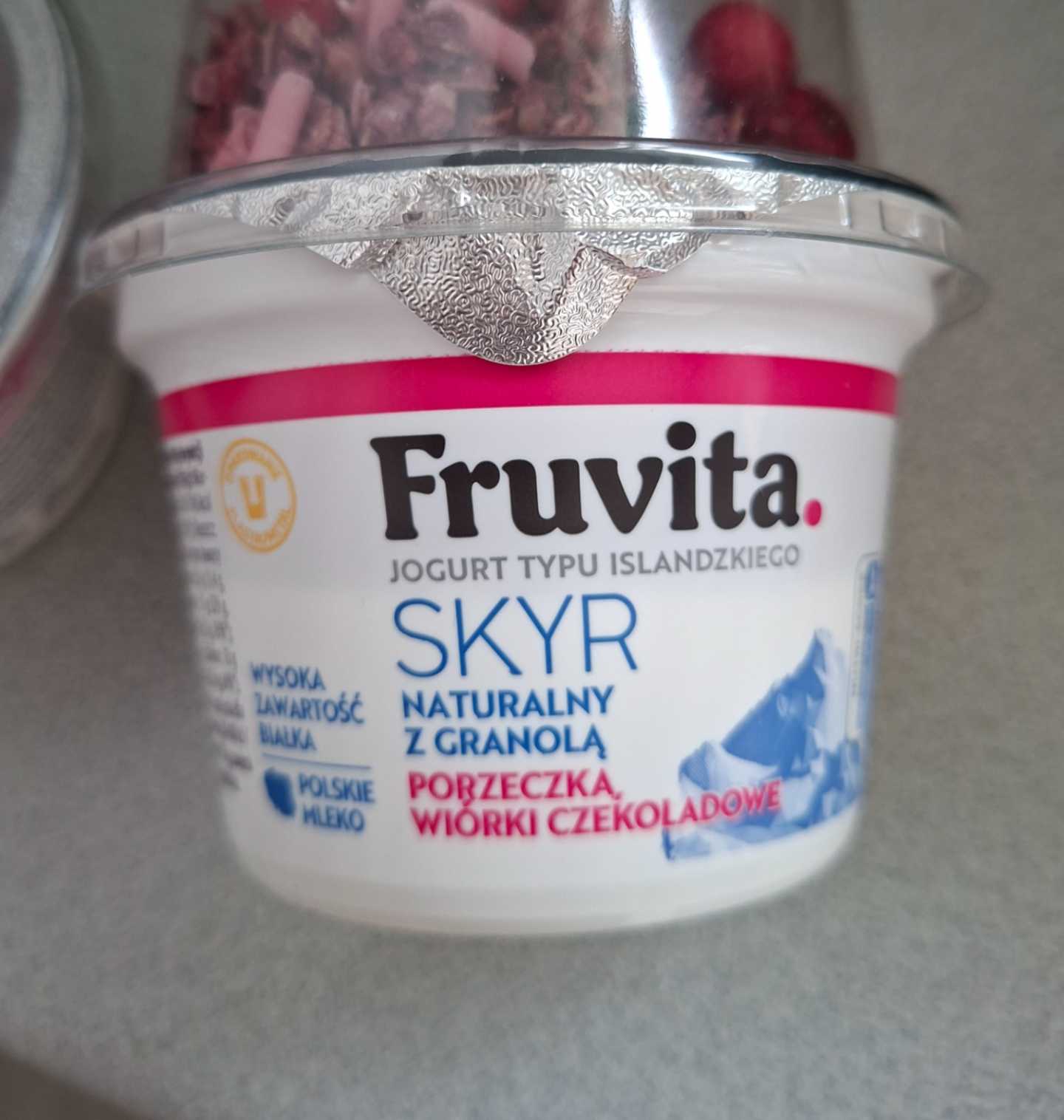 Skyr z granolą porzeczka