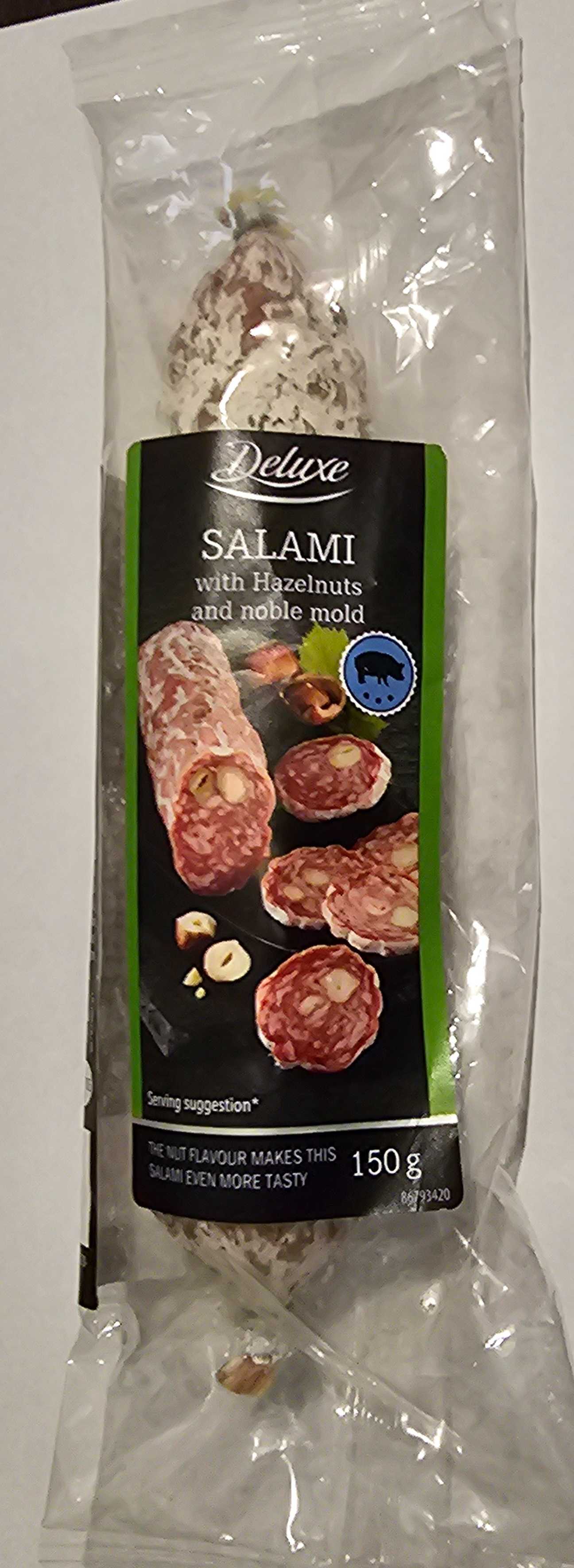 Salami mit Haselnüssen