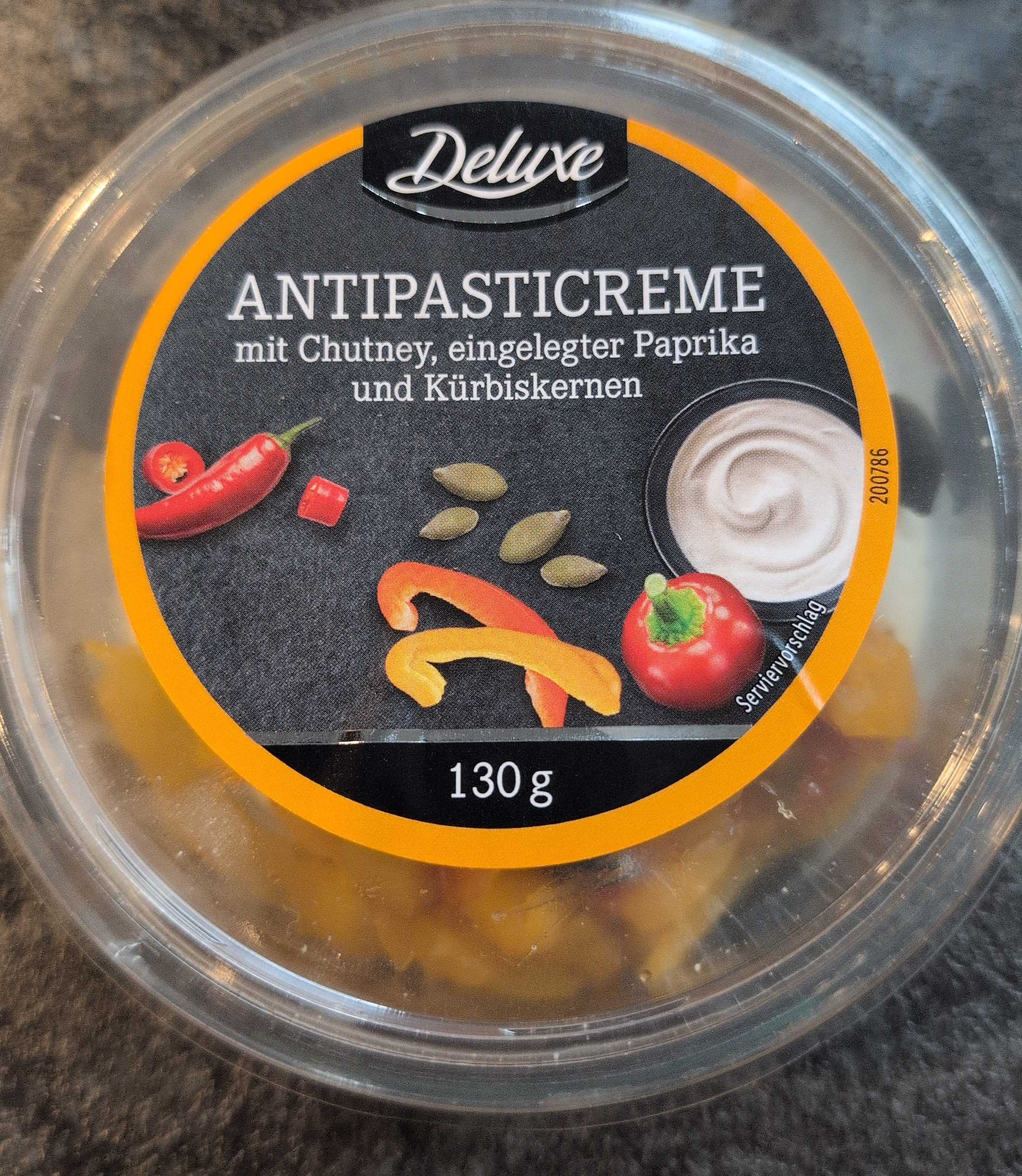 Antipasticreme mit Chutney, Paprika und Kürbiskernen