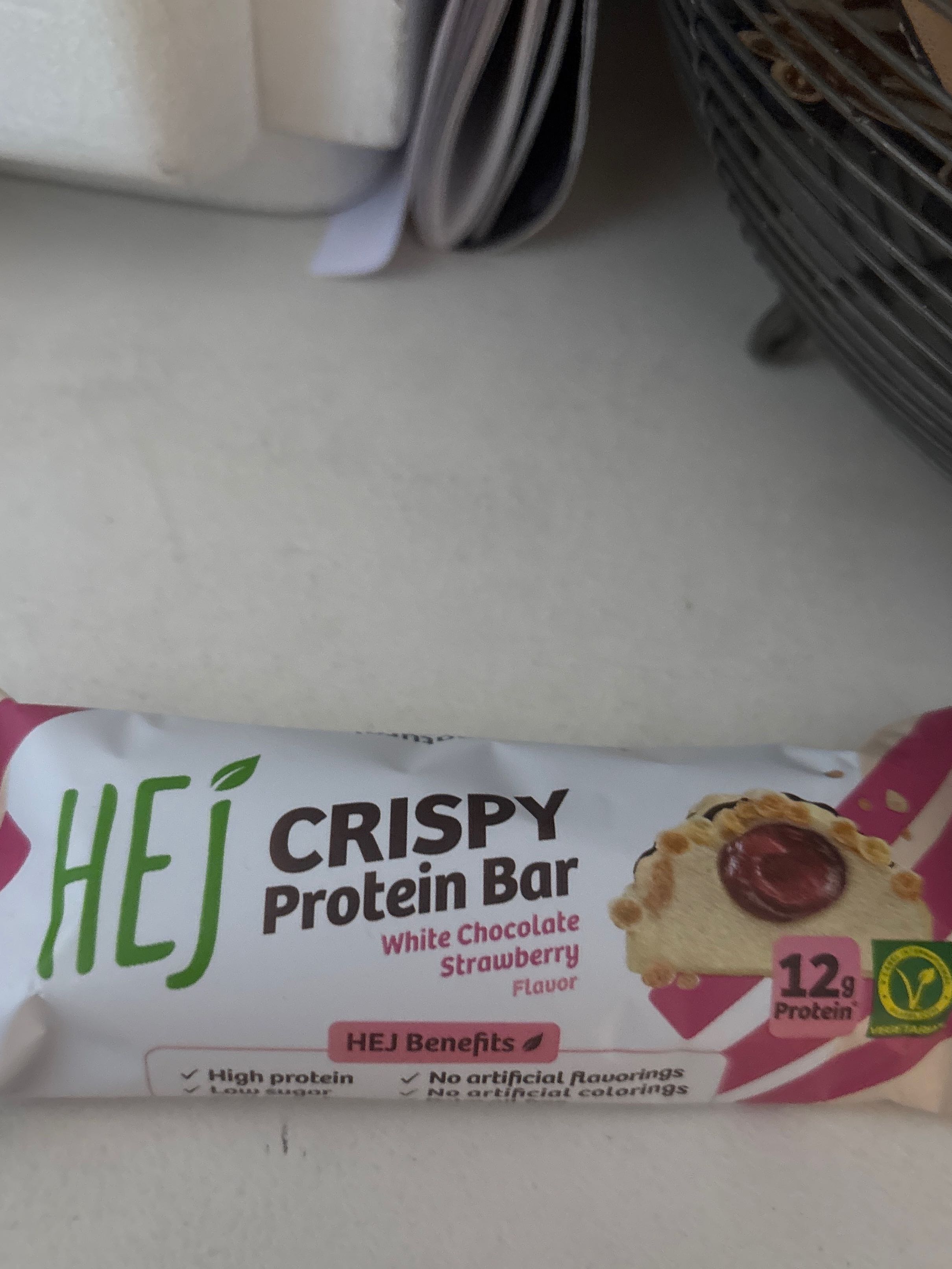 Crispy protein bar white chocolate strawberry