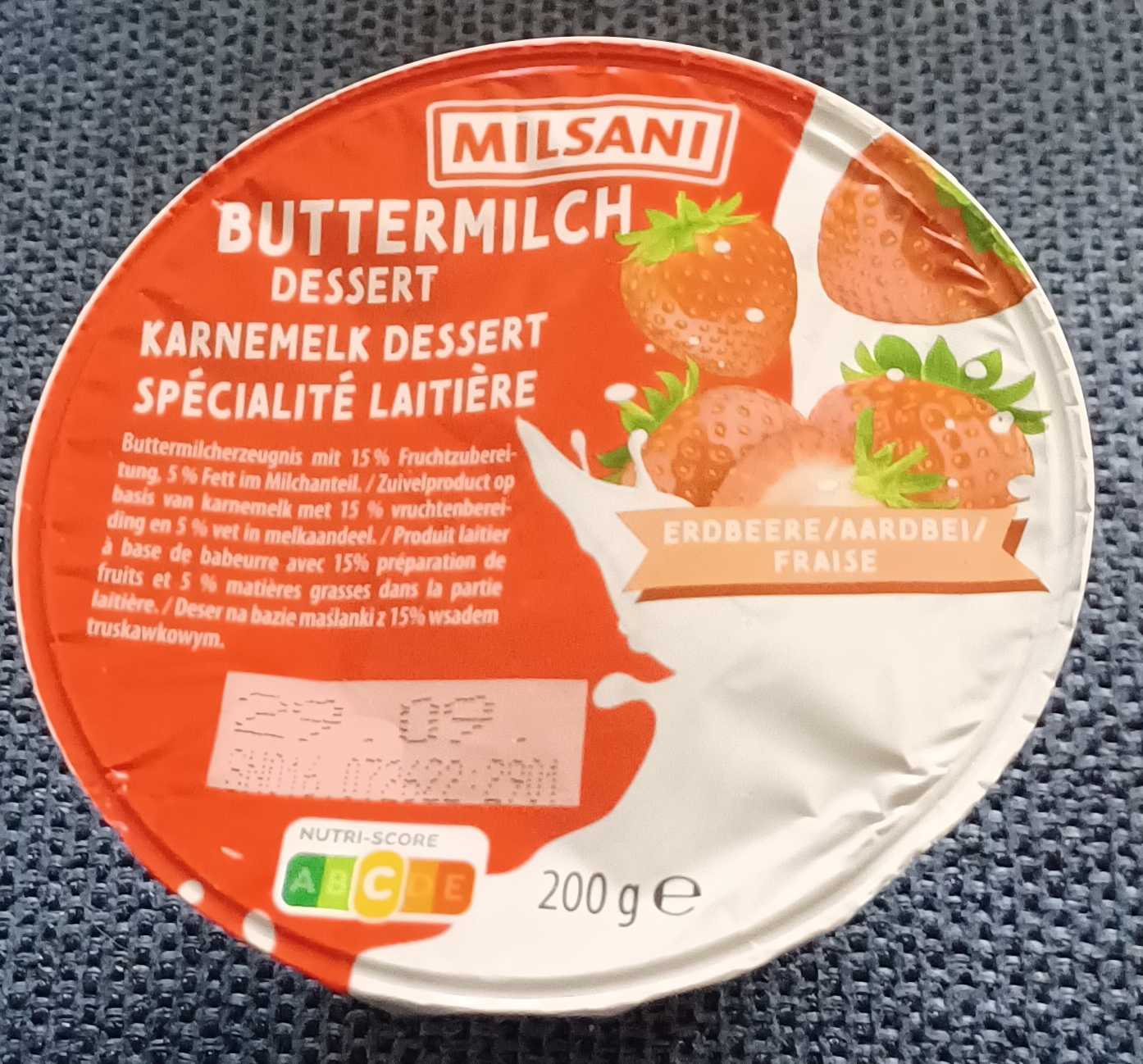 Botermelkdessert met aardbei