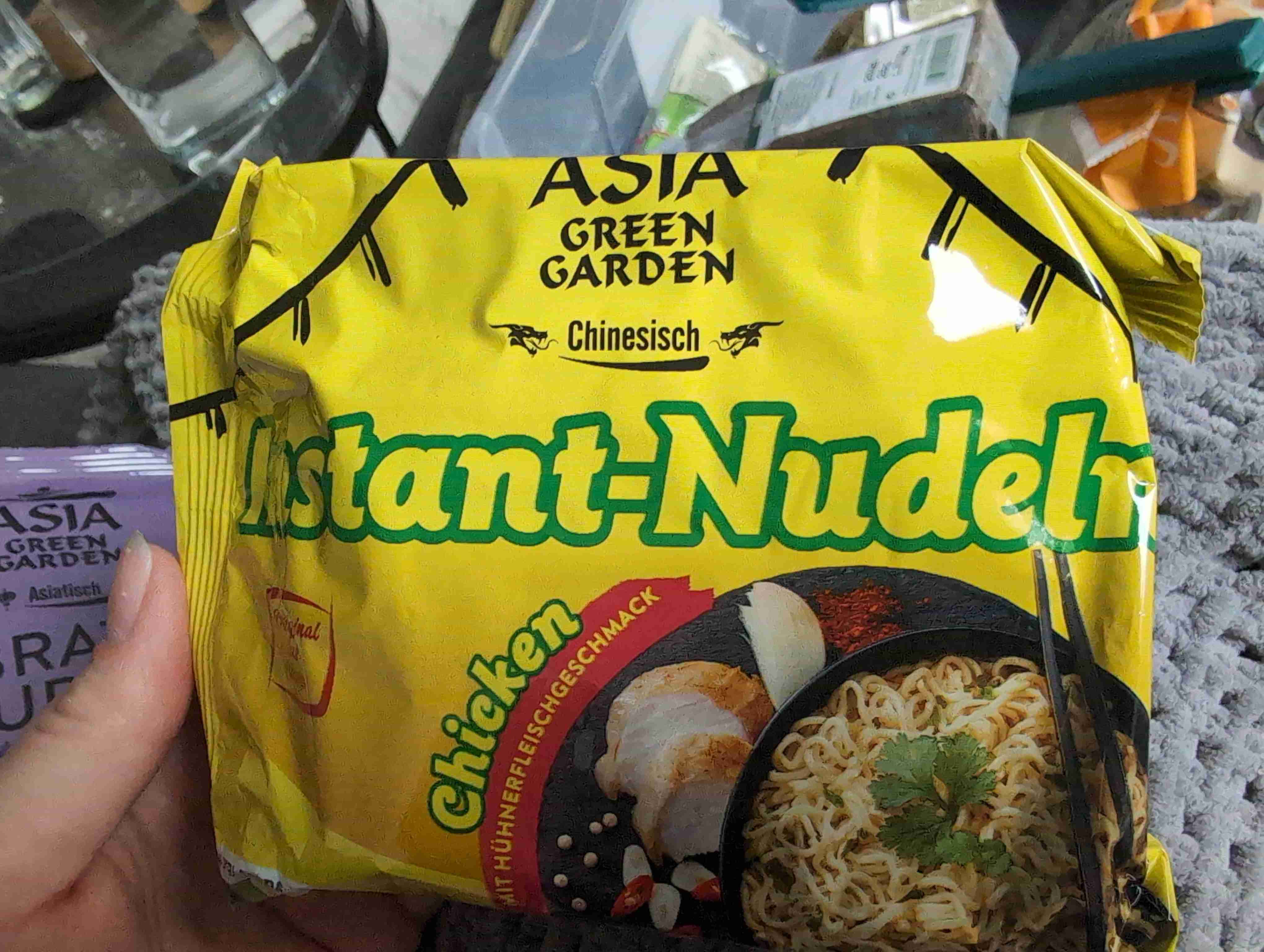 Instant-Nudeln chicken