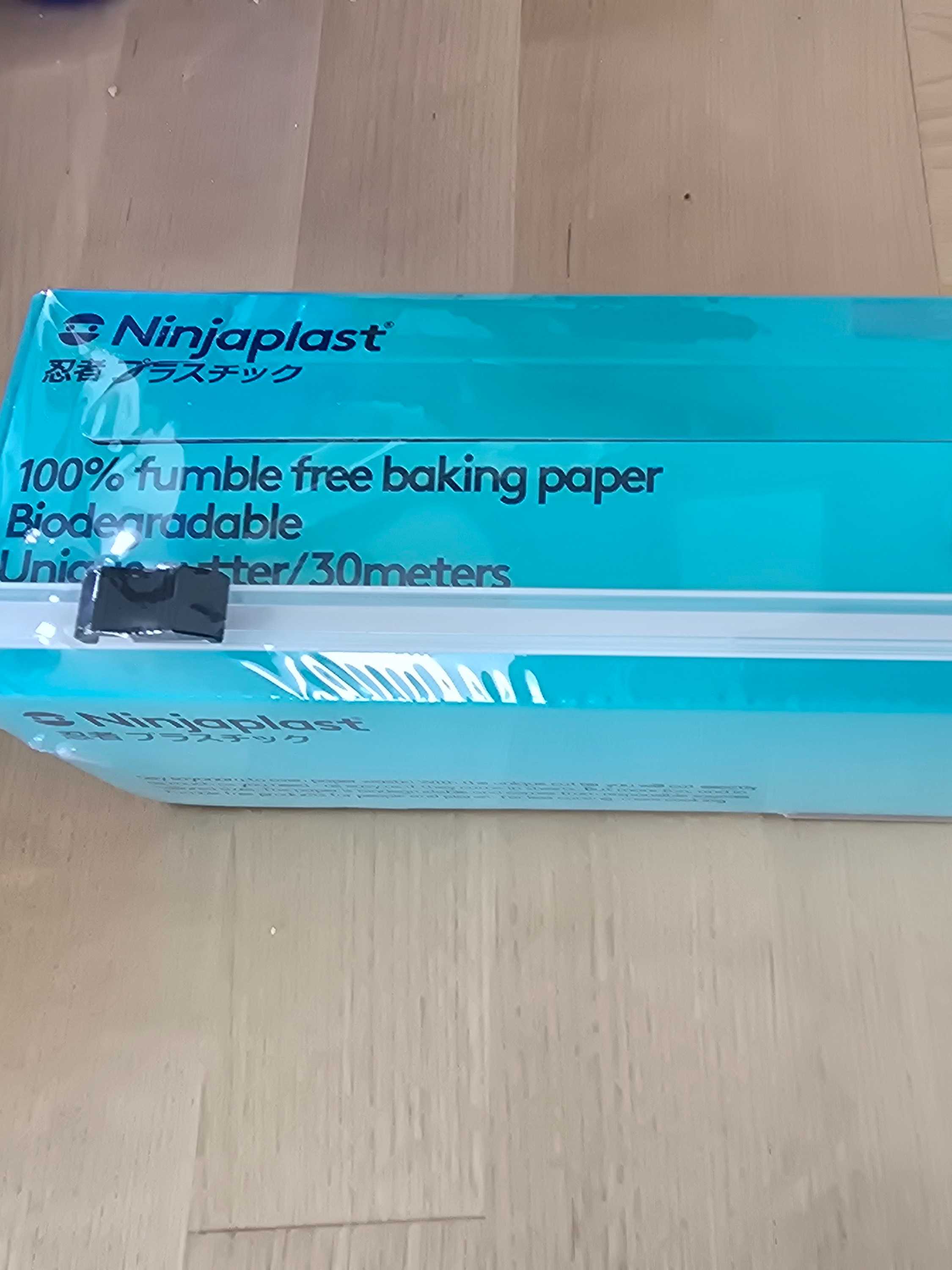 Bakplåtspapper på rulle