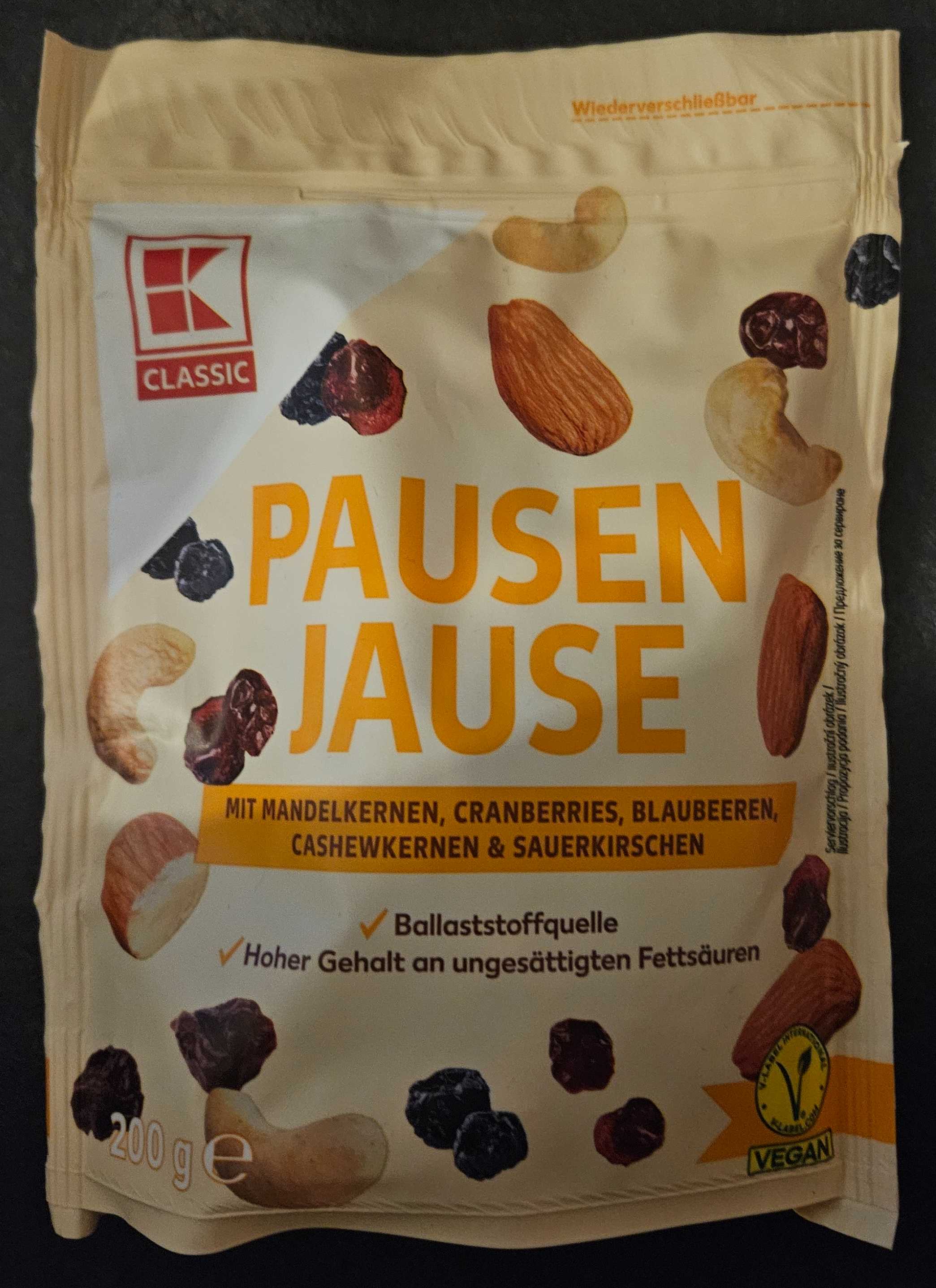 Pausenjause mit Mandelkernen, Cranberries, Blaubeeren, Cashewkernen & Sauerkirschen