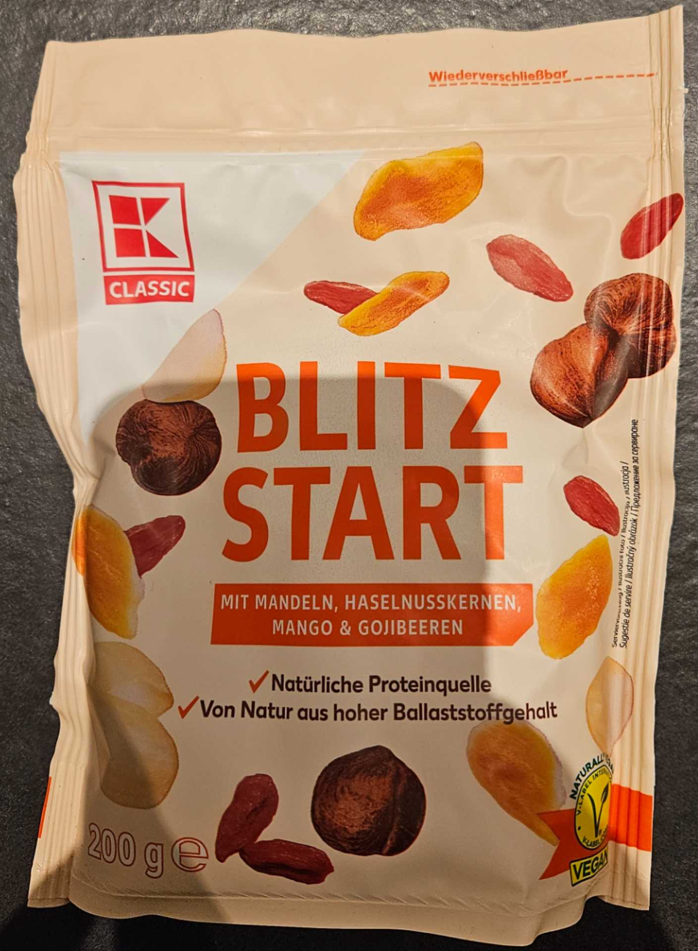 Blitzstart mit Mandeln, Haselnusskernen, Mango & Gojibeeren