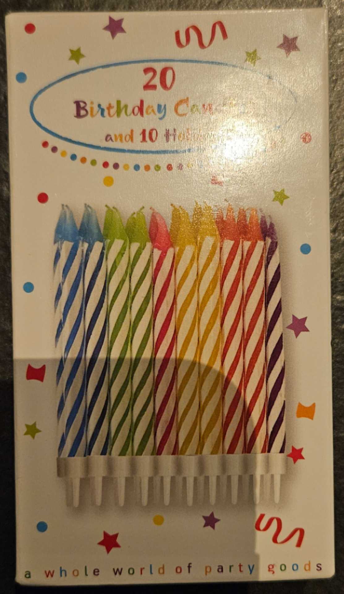 20 Geburtstagskerzen & 10 Halter bunt-weiß diagonal gestreift - Whole World Of Party Goods