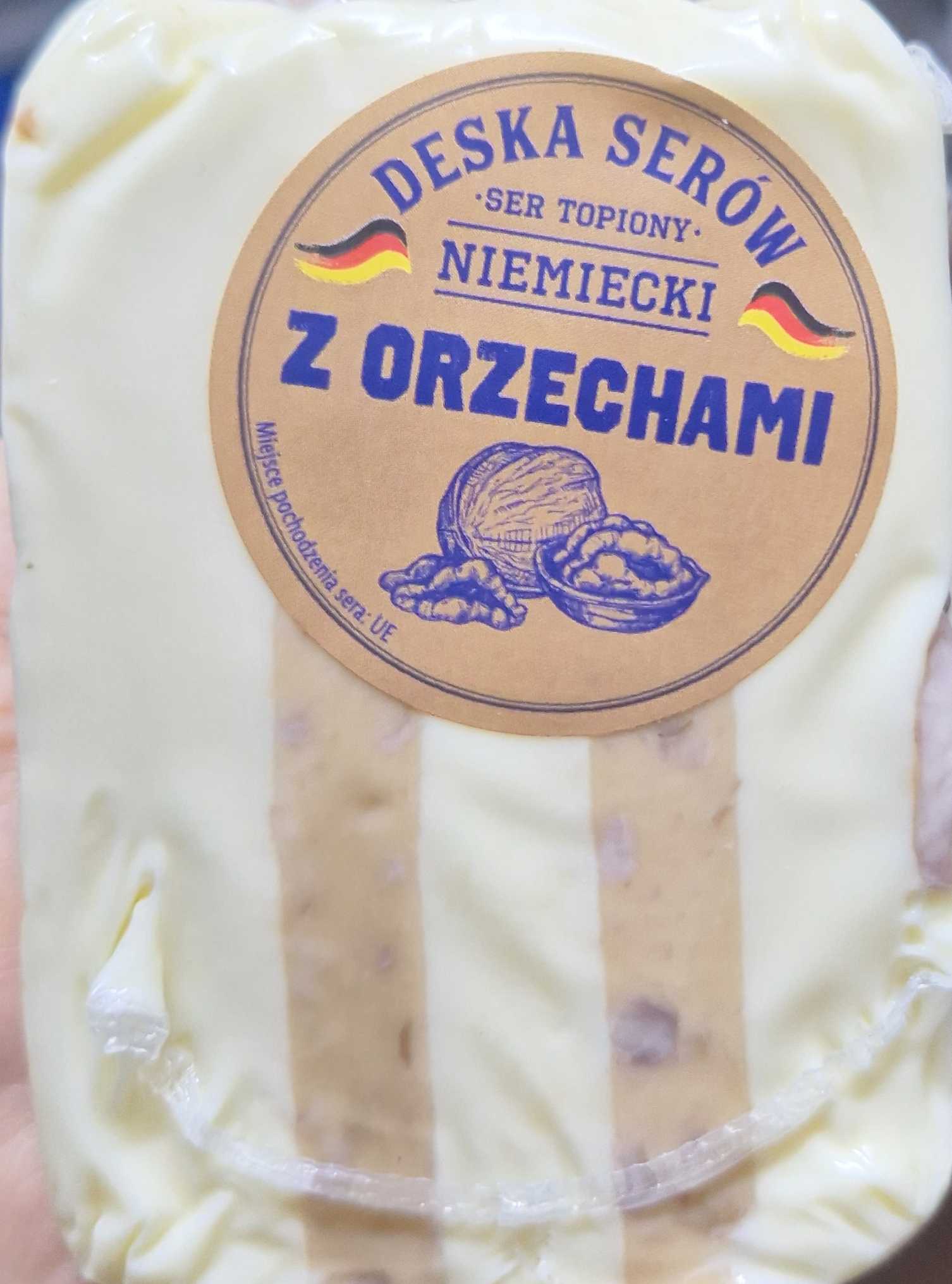 Ser topiony niemiecki z orzechami