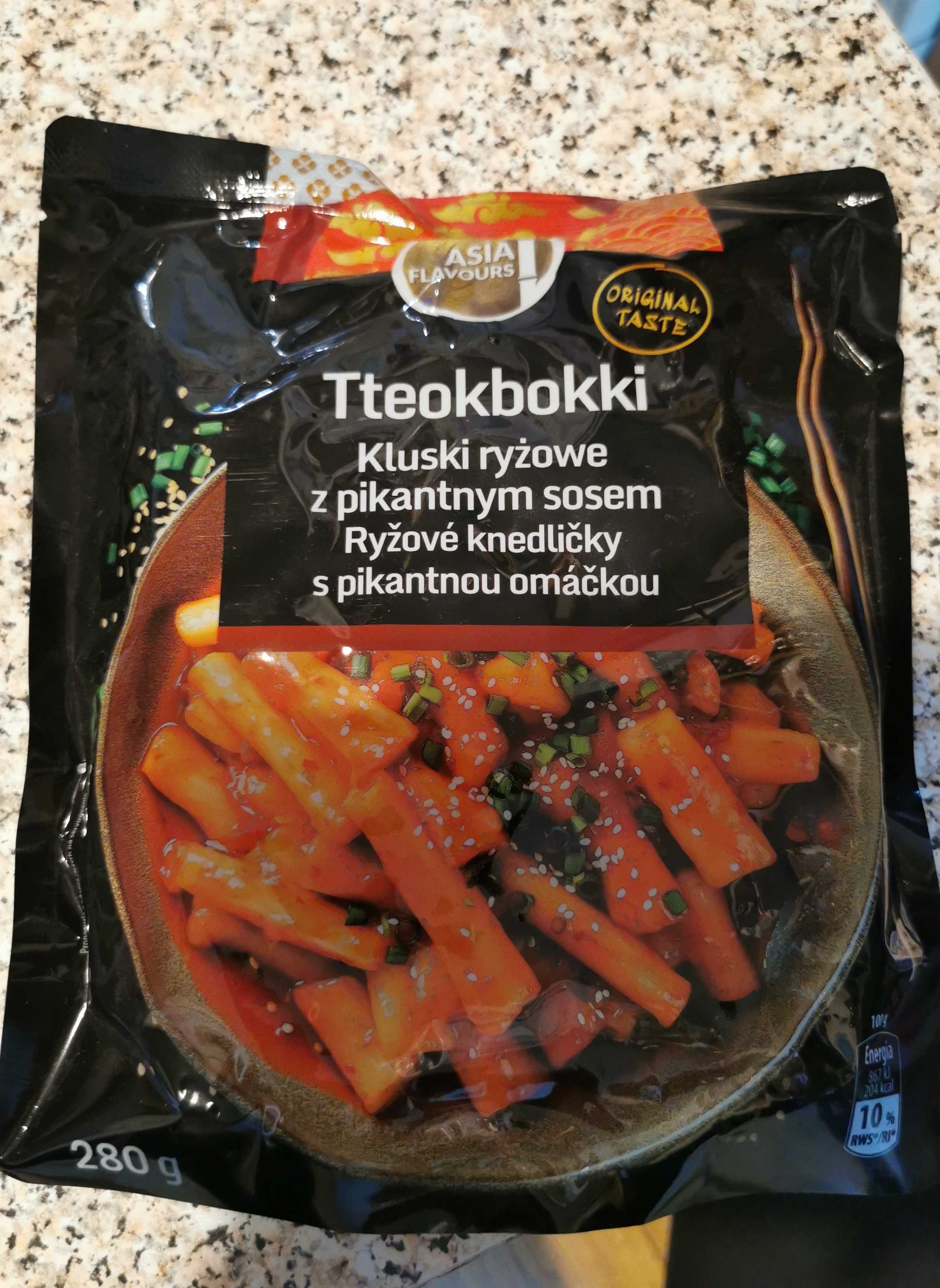 Kluski ryżowe z pikantnym sosem