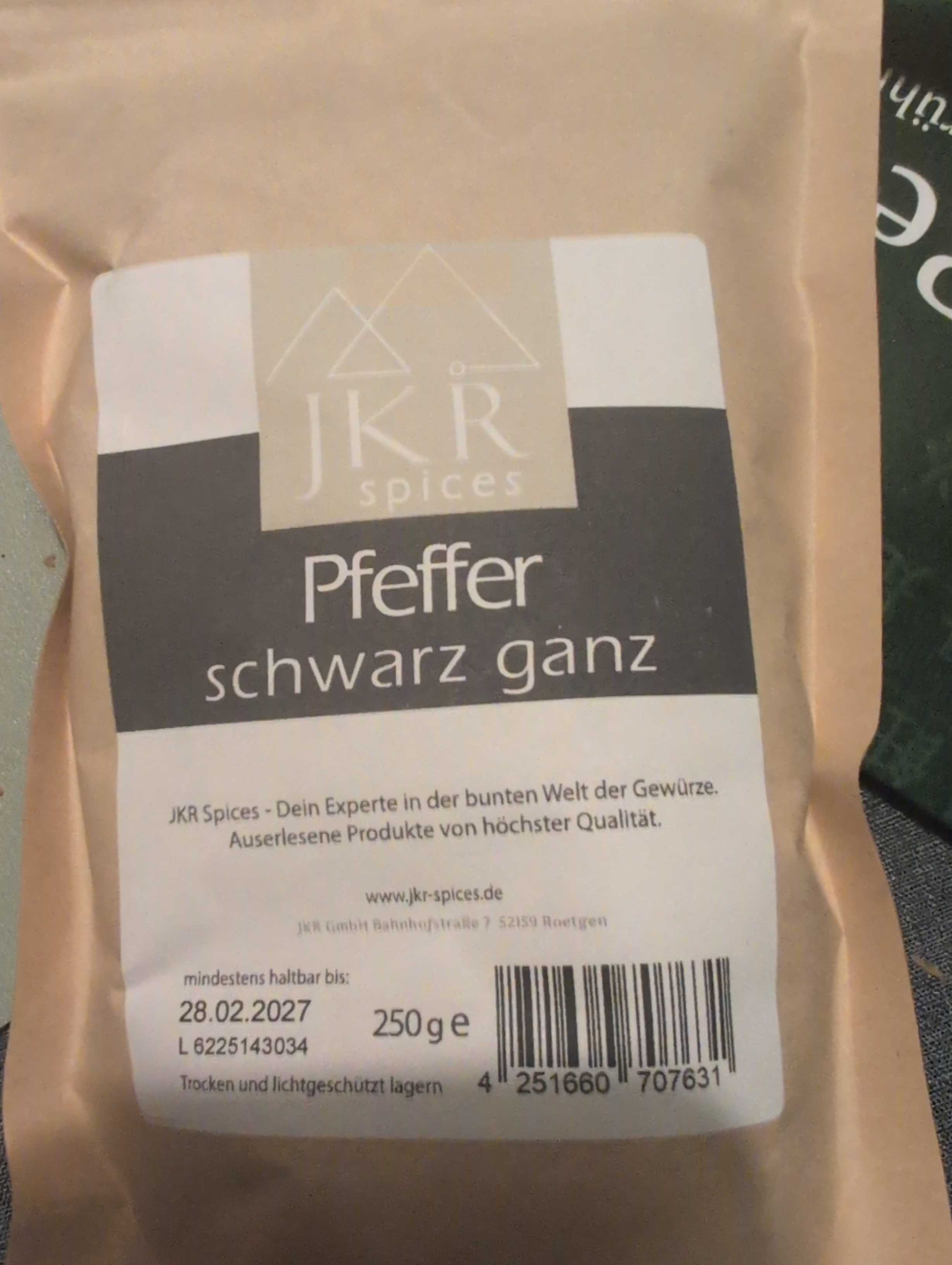 Pfeffer schwarz, ganz