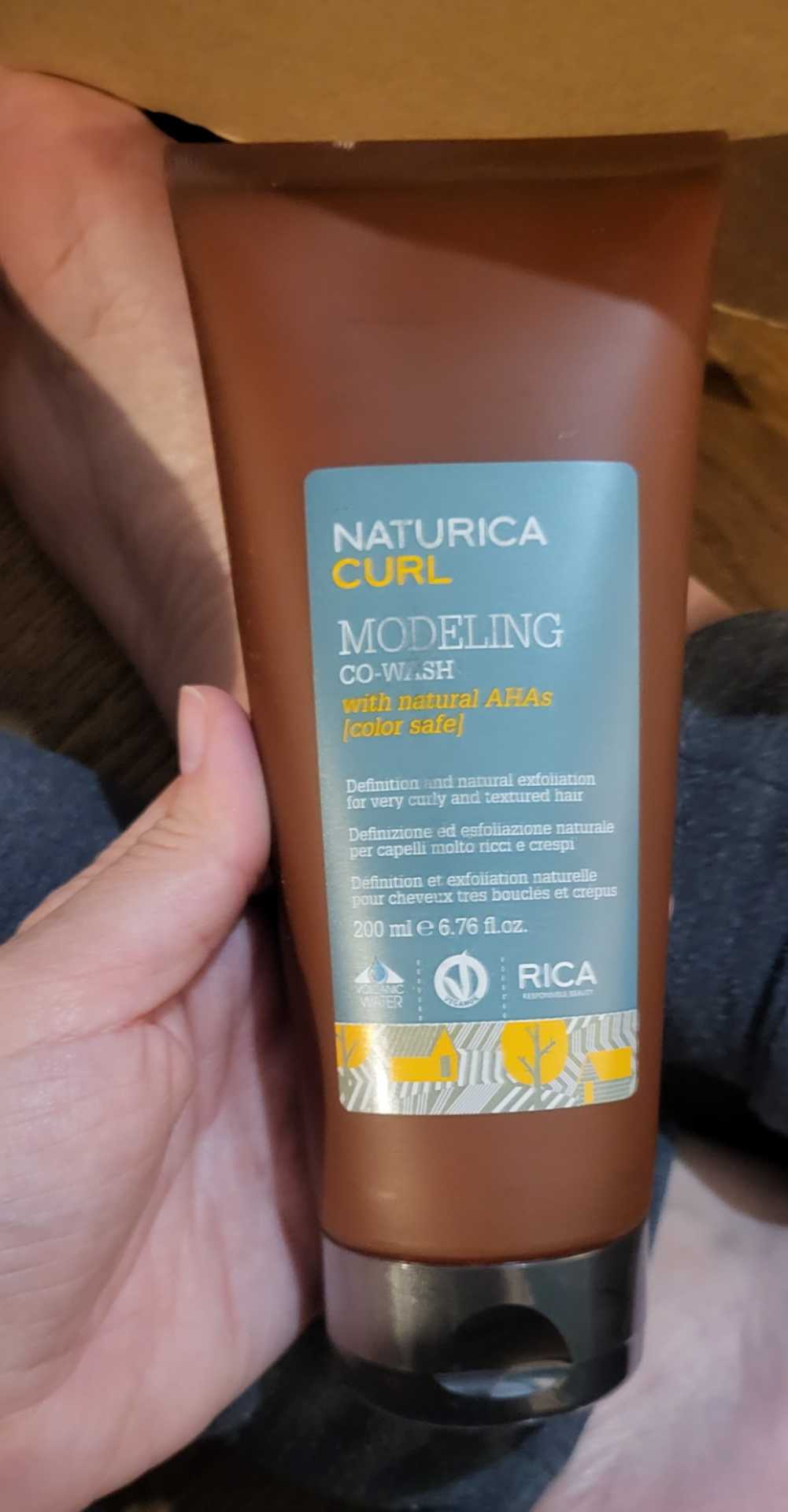 Naturica curl Modeling co-wash