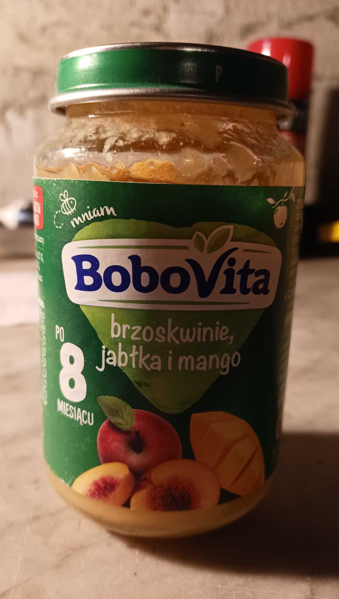 Brzoskwinie, jabłka, mango
